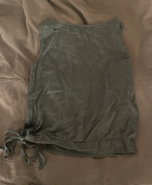 Grå blus  - Mörkgrå silkes blus med rosett🫶🏼