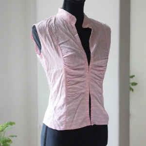 Rosa topp - MEASUREMENTS length - 53 cm chest - 42 cm waist - 36 cm bottom - 40 cm 