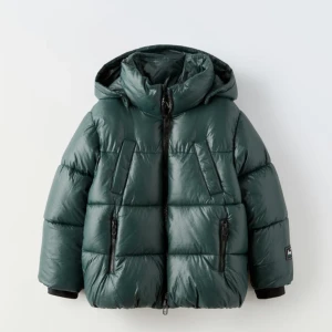 Jacka - Jacka från bikbok (skriv för egna bilder) heeeelt oanvänd, nyskick  Budgivning slutar vid 00 ikväll (valt fel) så den som har högst då köper🥰