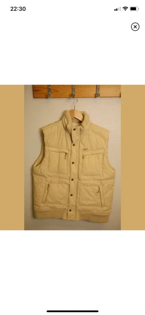 Ellesse x Courmayeur väst - Väldigt fin väst som från Ellesse och Courmayeurs samarbete. Har länge endast stått i garderoben, skulle säga att det är nyskick.