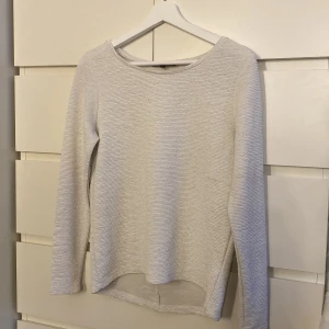 Långärmad tröja - Säljer denna vita tröja då den använts en gång. Köpte den secondhand men den var oanvänd då också. Säljer för 35+frakt :)