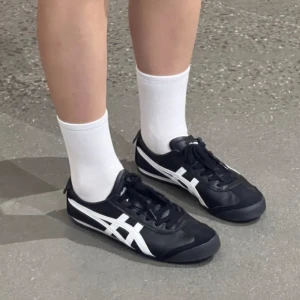 Onitsuka Tiger Mexico 66 - Onitsuka tigers, använda men i mycket fint skick! Nypris 1490. 