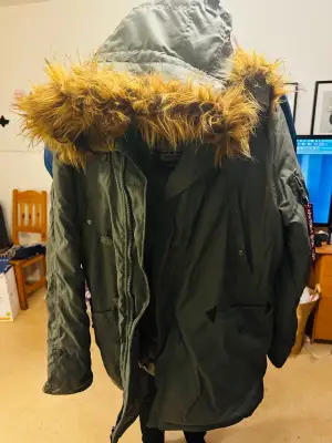 A very good unisex winter jacket for sell. Only used for 7 days when i went to lappland. Its good for -30 degrees. 