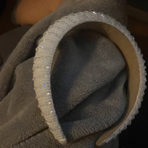 Diadem - säljer detta super duper fina diadem. Passar perfekt till vardag och fest❤️ kom privat för fler frågor eller bilder. Vet tyvärr inte vart det är från för jag fick det