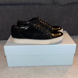 Lanvin skor  - Säljer ett par fina Lanvin skor i gott skick. Dom är i den svarta färgen. Har dessvärre inget kvitto. Tveka inte på att höra av dig vid frågor!🙂