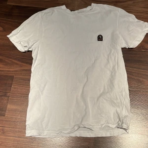 Parajumper t-shirt - Vit t-shirt. Dock ett hål vid märket.