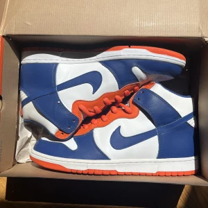 Nike Sb Dunk High - Nike Dunk High "Euro Knicks" (Jättesällsynta!) Släpptes 2003! Skick 8/9 av 10. Kommer med OG Box! Skriv ett meddelande om du har fler frågor
