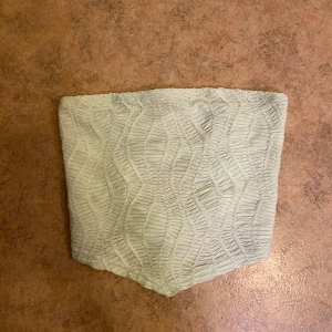 Festtopp i neongrön - En snygg festtopp i neongrön/mintgrön, knyte i ryggen! Storlek S. Finns även på fler sidor 🥰