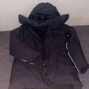 J Lindeberg Jacka nypris 7500 - Helt oanvänd ny J Lindeberg jacka köpt från butik. Storleken passade inte mig. Nypris är 7500 kr. Storleken är Medium.