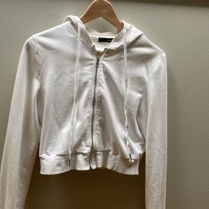 Vit kofta med luva - Vit kofta med luva och snören! Det står storlek L men jag skulle säga storlek S då den är väldigt kort och liten!!! MITT PRIS: 55kr Skriv gärna till mig om du undrar över något!😄🥰