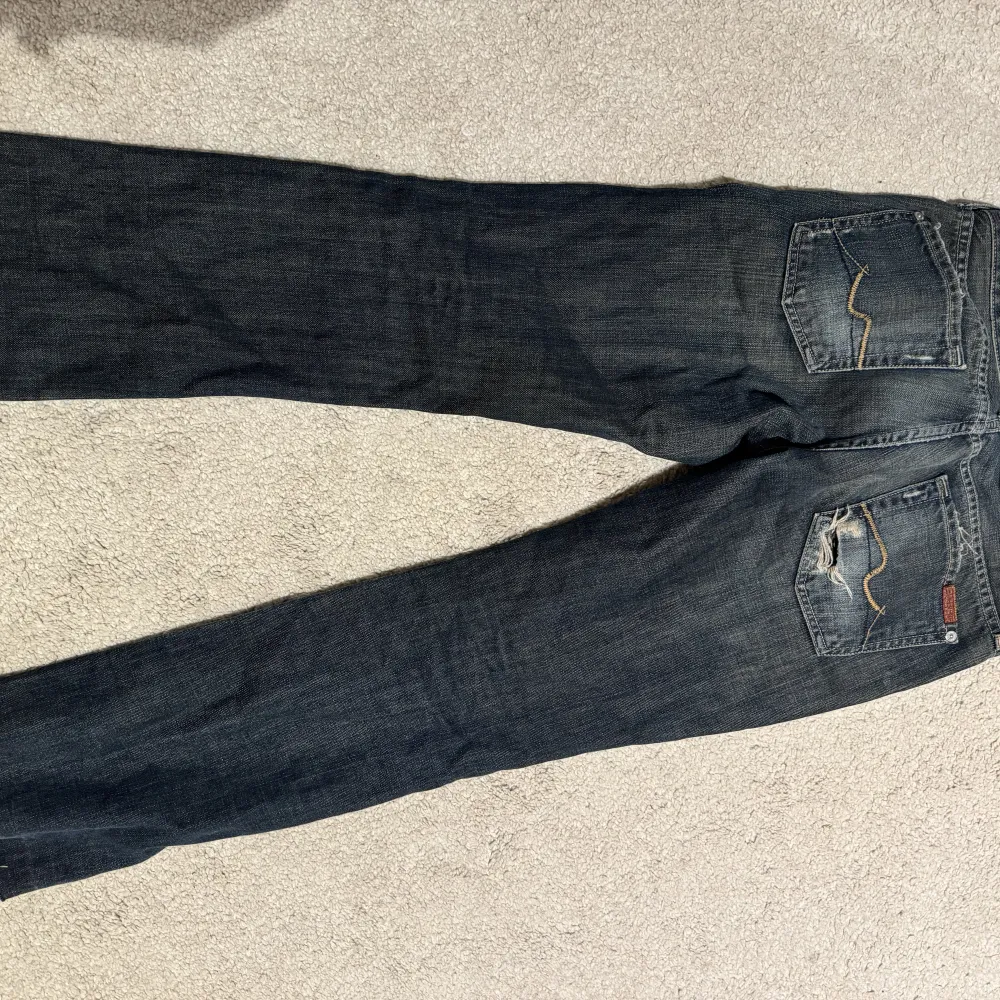Jättesnygga 7 for all mankind jeans. Low waist, bootcut. Storlek 26. Nypris cirka 2000 kr. Tyvärr försmå för mig. . Jeans & Byxor.