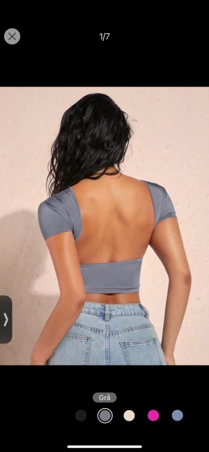 Tröja med öppen rugg - jätte fin tröja men tyvärr så tyckte jag att den va för croppad för min smak. Skims material