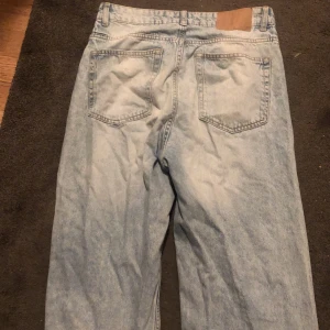 Mid-Raised wide demin Jeans från H&M - Storlek 42 , Köpte 1 år sen har en liteeeen Rosa fläck vid främre Fickan.