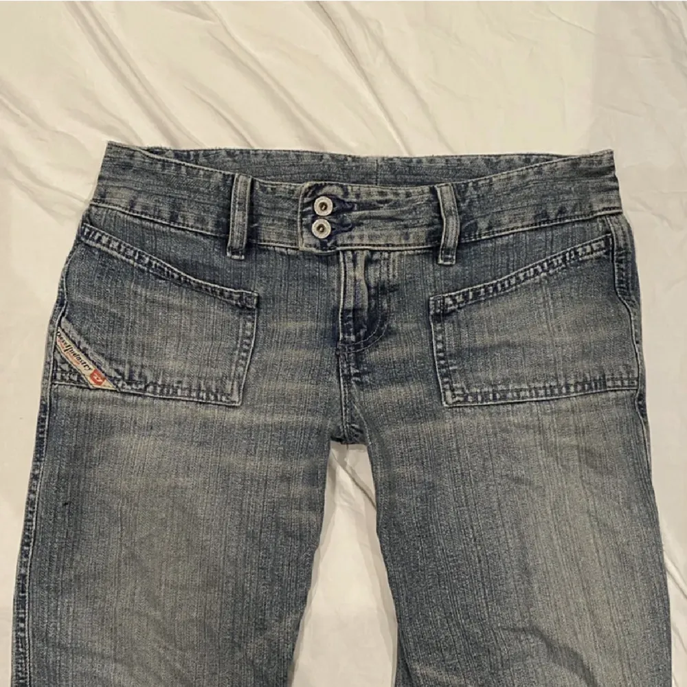 Bootcut lågmidjade diesel jeans i storlek 29💓 Köpte på plick med de va lite korta för mig, jag är 176cm! I övrigt fett najs passform! De är lite slitna vid hälen💕. Jeans & Byxor.