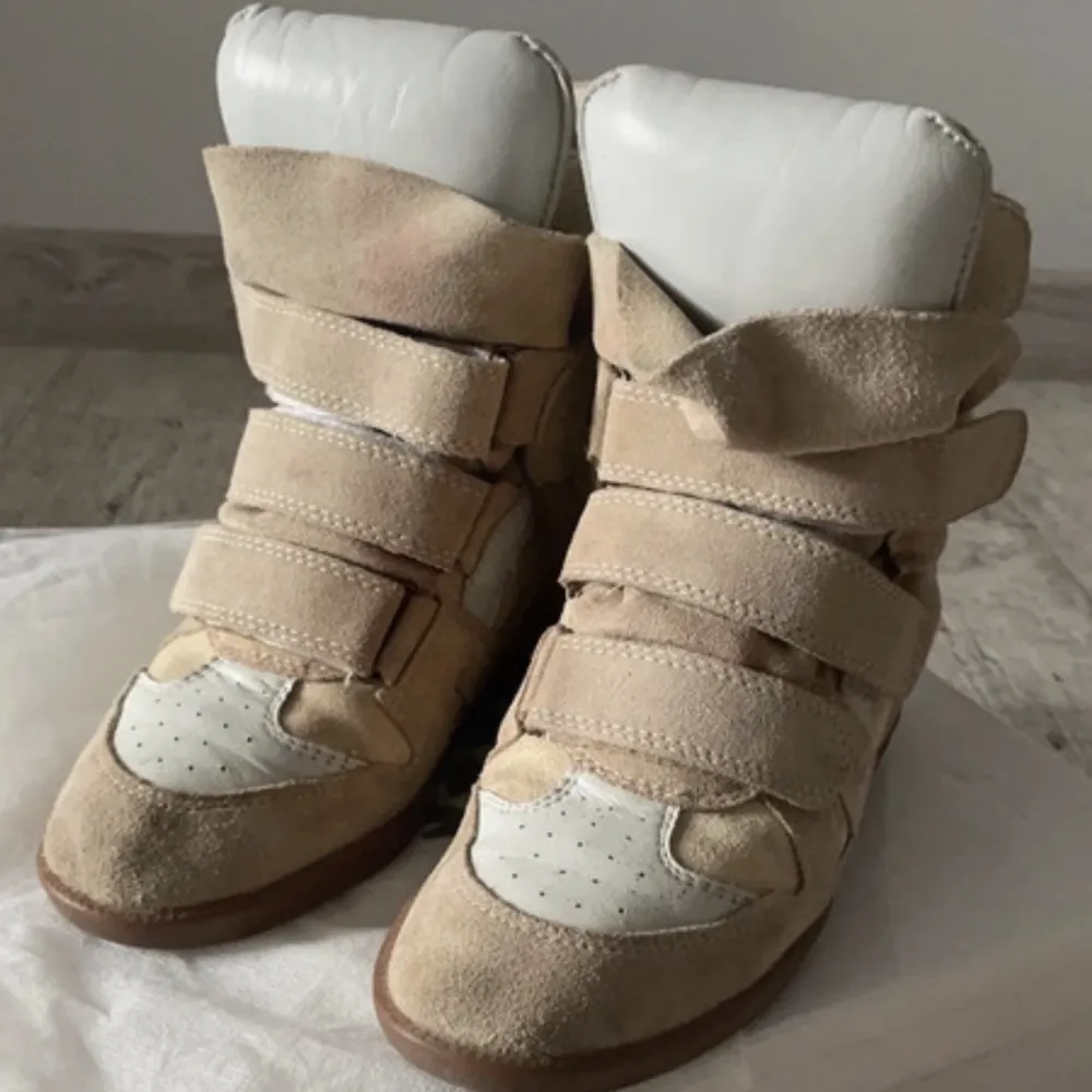 Säljer mina underbara Isabel Marant skor. Det är lite fläckig men går bort vid tvätt 🧺🩷 Originalpriset 5900kr och säljer den för 920kr då jag har använt skorna ganska länge🩷. Inga returer 🩷. Skor.