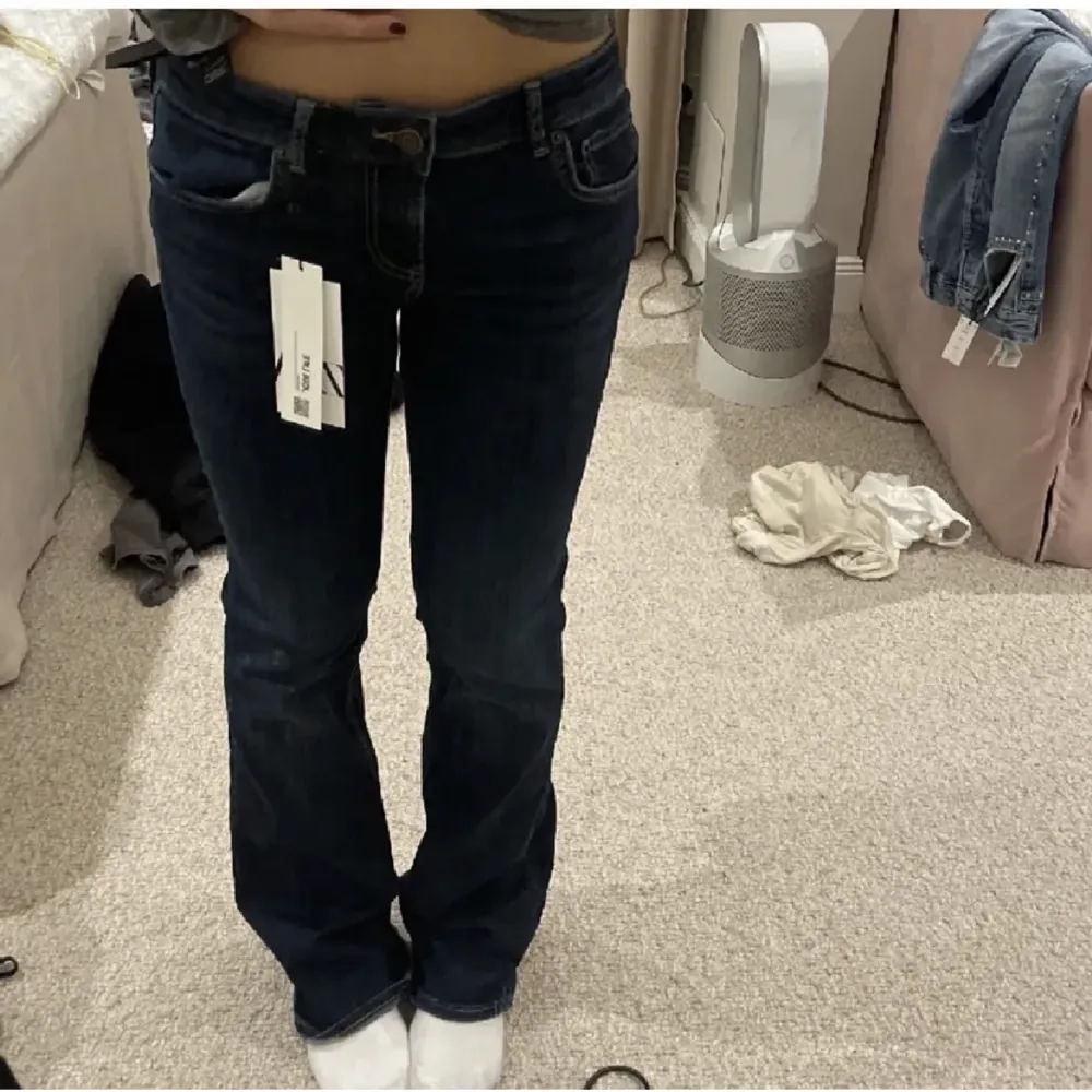 Blå jeans från zara i storlek 36. Använda en del men bara lite slitna vid hälarna. Lånade bilder pga för små för mig. Jeans & Byxor.