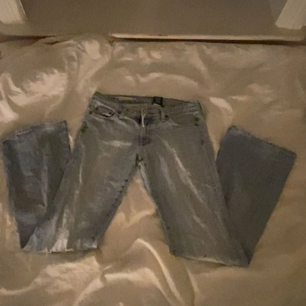 Ett par ljus grå blå Low waist jeans från Red Engine. Dom har insydda snören. Säljer eftersom dom är för korta för mig, jag är 1,74cm dom är i storlek 29 men är väldigt små i storleken. Skulle säga att dom passar 27-28. Använd gärna köp Direk 💕. Jeans & Byxor.