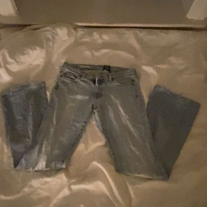Low waist jeans  - Ett par ljus grå blå Low waist jeans från Red Engine. Dom har insydda snören. Säljer eftersom dom är för korta för mig, jag är 1,74cm dom är i storlek 29 men är väldigt små i storleken. Skulle säga att dom passar 27-28. Använd gärna köp Direk 💕