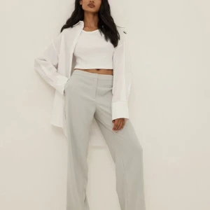 Gråa kostymbyxor NAKD - Midwaist, jättefint skick använda Max 3 gånger.  BVSA 