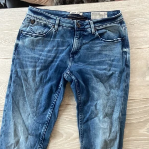 Garcia jeans  - Garcia jeans, slim fit. Snygg modell med fin slitning.