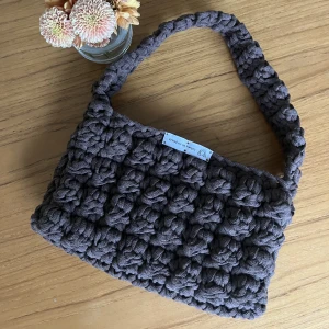 Handväska - Egengjord virkad axelremsväska med bubblig design🤎 Mått: 25x26cm Fler produkter finns på @virkadavenkompis på instagram❤️‍🔥