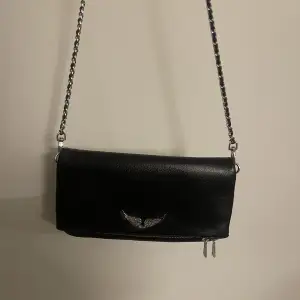 Säljer denna fina oanvända Zadig väska! Super bra skick!💕 köpt för 4000 kr