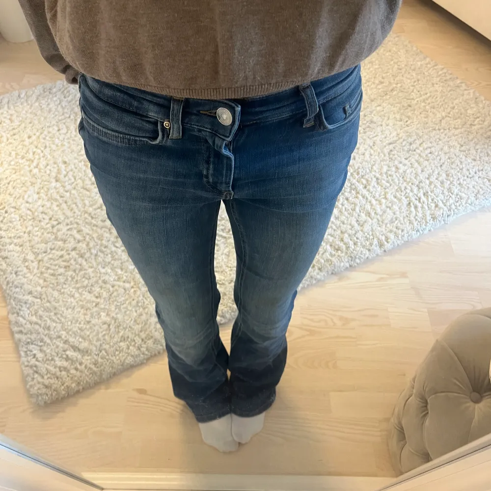 Säljer dessa lågmidjade jeans från only då det är lite för långa men också för att jag rensar min garderob. Köpte för 500kr tror jag förra året. Köpte de i en butik någonstans.❤️😅Aldrig använda och  i bra skick. Skriv för frågor . Jeans & Byxor.