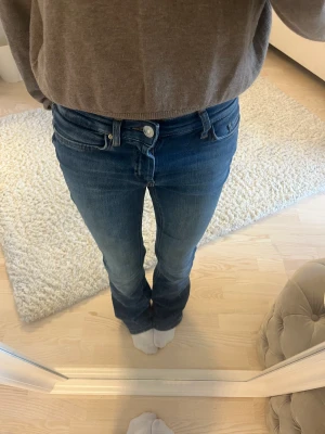 Jeans  - Säljer dessa lågmidjade jeans från only då det är lite för långa men också för att jag rensar min garderob. Köpte för 500kr tror jag förra året. Köpte de i en butik någonstans.❤️😅Aldrig använda och  i bra skick. Skriv för frågor 