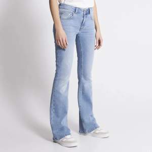 Säljer mina lågmidjade ljusblåa jeans från lager 157. Köptes för 400💞 dem är i fint skick 💞