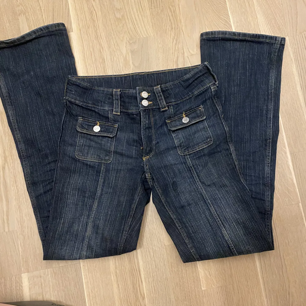 Fina jeans från hm, nästan aldrig använda! Skriv vid intresse. Jeans & Byxor.