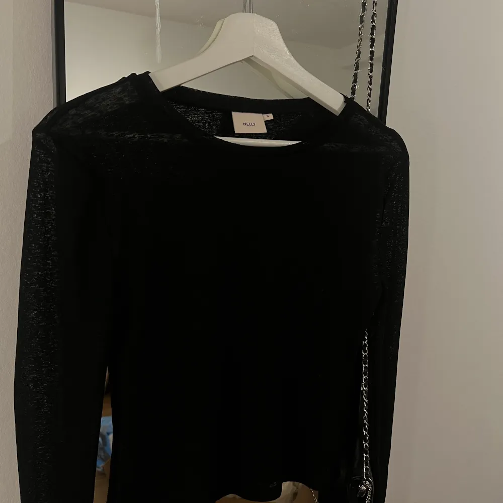 Säljer denna trendiga svarta tröja fr nelly😍 Slutsåld i de flesta storlekerna.  . Blusar.