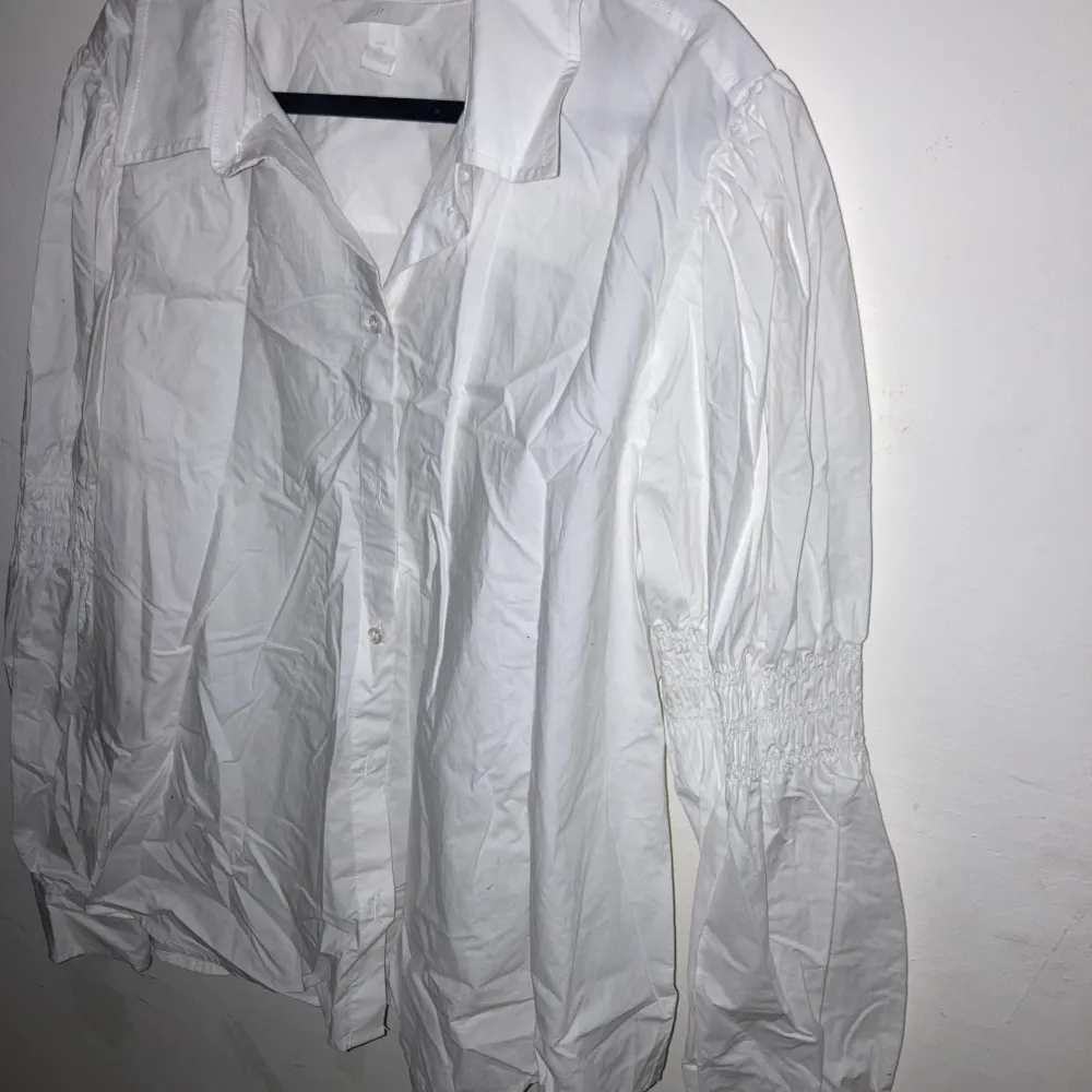 Vit skjorta med ”räfflade” ärmar i nyskick! Pris kan diskuteras! 🎀. Skjortor.