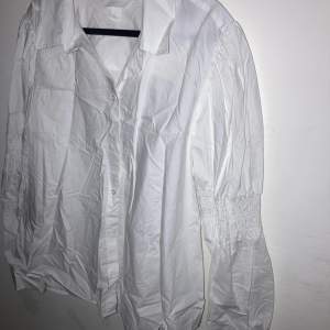 Vit skjorta med ”räfflade” ärmar i nyskick! Pris kan diskuteras! 🎀