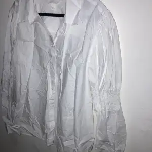 Vit skjorta med ”räfflade” ärmar i nyskick! Pris kan diskuteras! 🎀