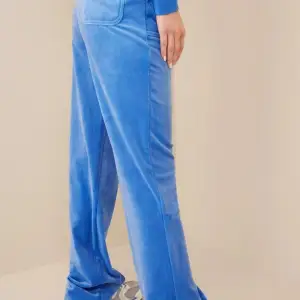 Säljer mina blåa juicy byxor, helt nya och är för långa på mig som är 169, de är i storlek M