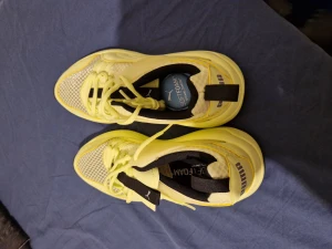 Skor - Sam nya skor i st: 41  270 kr .