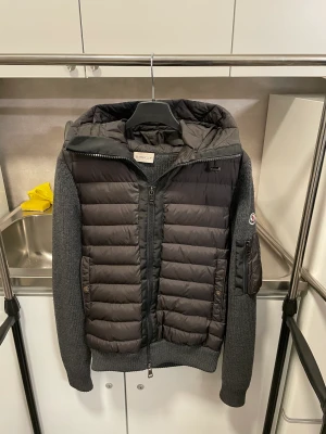 Moncler Tricot Cardigan - Tja! Säljer denna feta moncler cardigan som är i storlek S, riktigt bra skick förutom en liten skada vid handen som man kan se på den tredje bilden. 