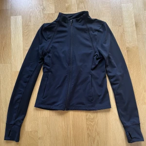 Träningsjacka  - Svart träningsjacka från soc i storlek xs. Säljer då den är för liten för mig. Fint skick förutom lite skav på dragkedjan. Ganska figursydd och har hål för tummarna✨Färgen är som på bild 1. Skriv för fler bilder💛