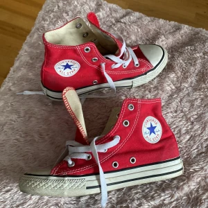Converse  - Röda converse i storlek 33. Bara använda några få gånger. 