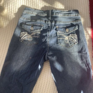 Lågmidjade jeans i bootcut.  - 🩵🩵