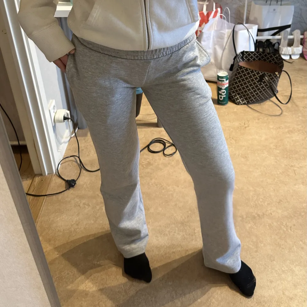 Lågmidjade mjukisbyxor från BikBok. Säljer pågrund av att dem var lite för små, jag brukar ha XS-S🌟 Helt nya med prislappen kvar. Köpta för 399kr💞Jag är 165cm💞🎉 LÄGGER UPP IGEN DÅ HON SOM VAN INTE SVARADE MIG MER. Farkut & Housut.