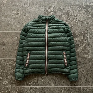 Moncler daniel - Säljer en moncler daniel i storlek 2 (sitter som S/M). Väldigt fint skick, inga konstigheter (9/10). Säljer den för 2999kr, nypris närmre 9000kr! Tveka inte på att höra av dig ifall du har några frågor, hörs!