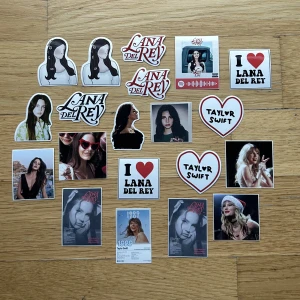 Lana & swift klistermärken  - Vattentåliga klistermärken med motiv på Lana del Rey & Taylor Swift 🩵✨ 8 kr/styck, 5 st för 35 kr, 10 st för 65 kr. Frakten är 15 kronor 💙