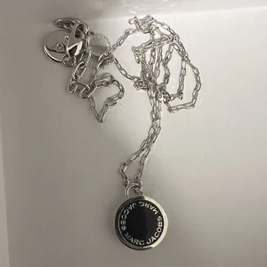 Marc Jacobs halsband  - Marc Jacobs halsband i silver/ svart. Typ aldrig använd, inga skav eller repor. Kan skickas med en mini ”Marc Jacobs”-dustbag som kom till vid köpet också. Garanterad äkthet har själv köpt det i butik! 🫶🏼😽🩷🩷