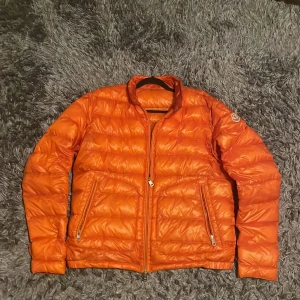 Moncler jacka  - Moncler jacka. Fint skick, som ny. Extremt sparsamt använd. Bara att skriva vid frågor.😁