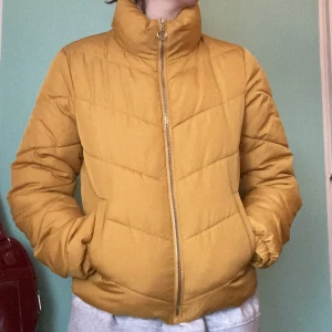 Gul/Senapsfärgad puffer jacka - Storleken är S, i bra skick! 