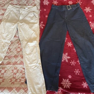 Jeans två pack, beiga och mörkblå - De är båda i storlek S. De beiga är mer tightare och de mörkblåa mer ”lösa” och utsvängda! 