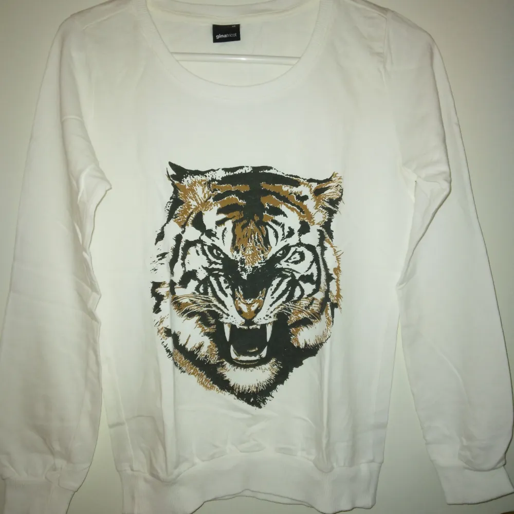 Gräddvit tunnare sweatshirt med tiger tryck. Strlk: 34 / XS. Bomull. Gina Tricot. Felfri. . Tröjor & Koftor.