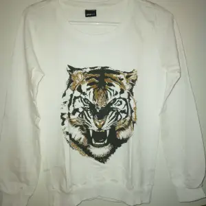 Gräddvit tunnare sweatshirt med tiger tryck. Strlk: 34 / XS. Bomull. Gina Tricot. Felfri. 