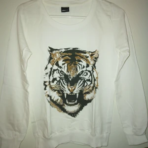 Gräddvit tunnare sweatshirt med tiger tryck. Strlk: 34 / XS. Bomull. Gina Tricot. Felfri.  - Gräddvit tunnare sweatshirt med tiger tryck. Strlk: 34 / XS. Bomull. Gina Tricot. Felfri. 